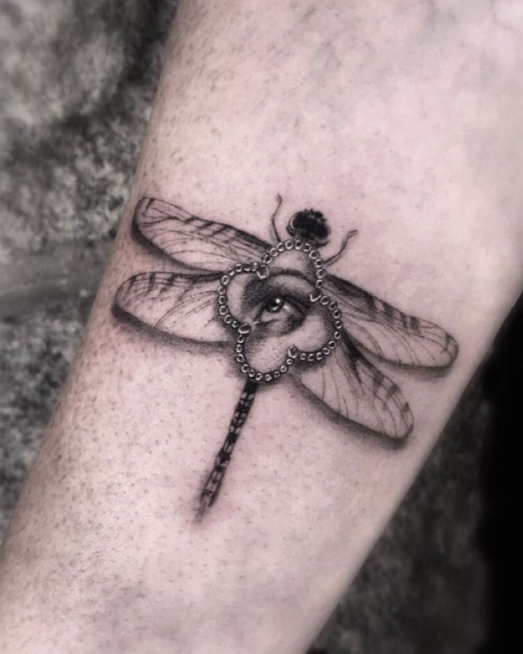 Libellule réaliste - Studio tatouage 72