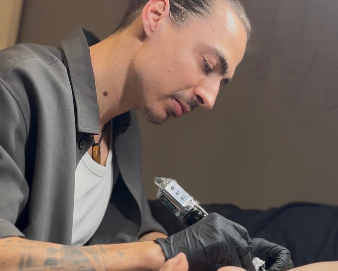 Ionut, tatoueur micro réalisme sur Bucarest